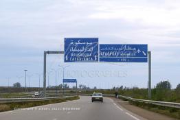 Image du Maroc Professionnelle de  Un grand Taxi circule aux environs de Berchid sur l'autoroute Marrakech - Casablanca, Dimanche 2 Mai 2004. (Photo / Abdeljalil Bounhar)